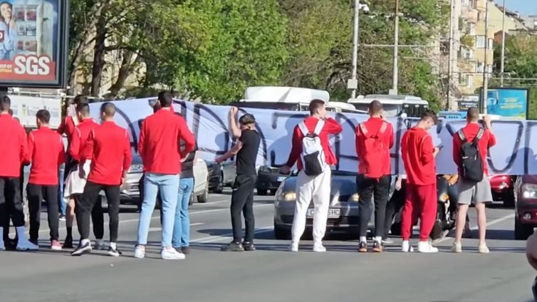 Фенове на ЦСКА сеят хаос в София, блокираха Орлов мост в час пик 