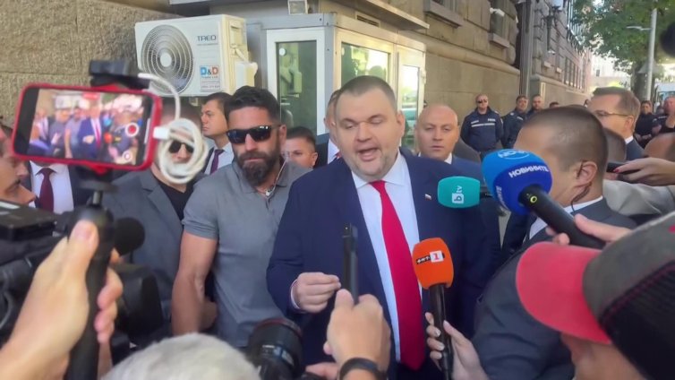 Протестиращи се събраха пред централата на ДПС-НН