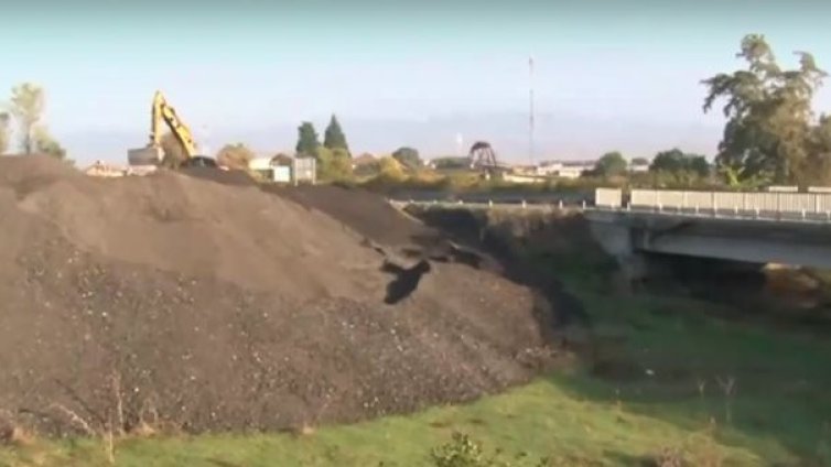 Тонове асфалт от ремонта на АМ "Тракия" беше изсипан на метри от "Тунджа" 