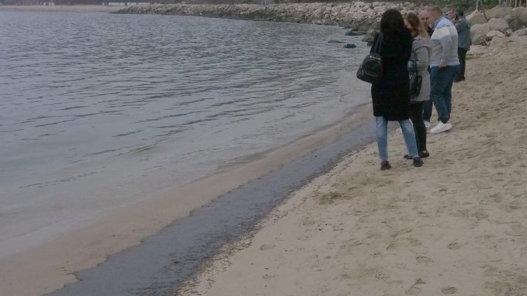 Замърсяването с мазут на варненския плаж е много тежко