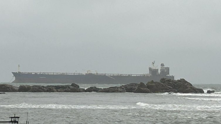 Доставиха храна на борда на "Кайрос"