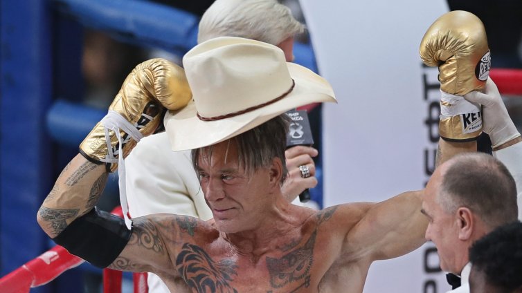 Мики Рурк: Бих си напъхал пистолет в з*дника и бих дръпнал спусъка, вместо да искам пари ВИДЕО