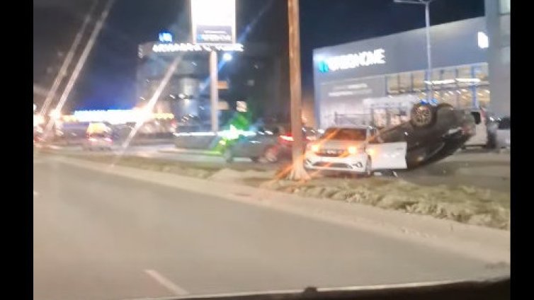 Кола се е обърнала по таван на Околовръстното в София ВИДЕО