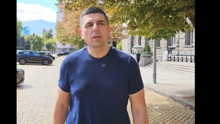 Мирчев: Къртят жълтите павета за антипаркинг колчета пред служебния вход на НС