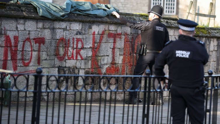 Уелс посреща Чарлз с графит &ldquo;Не е нашият крал&rdquo;