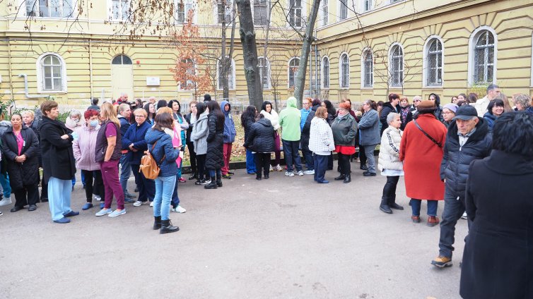 Здравните специалисти на протест, Кирилов им обеща по-високо възнаграждение 