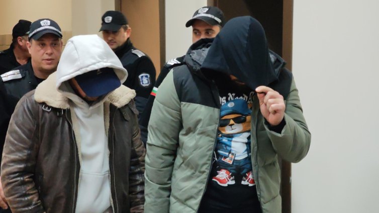 Защитата на четиримата, източили 7 тона дизел от тръбопровод на "Лукойл": Не е в "особено големи размери"