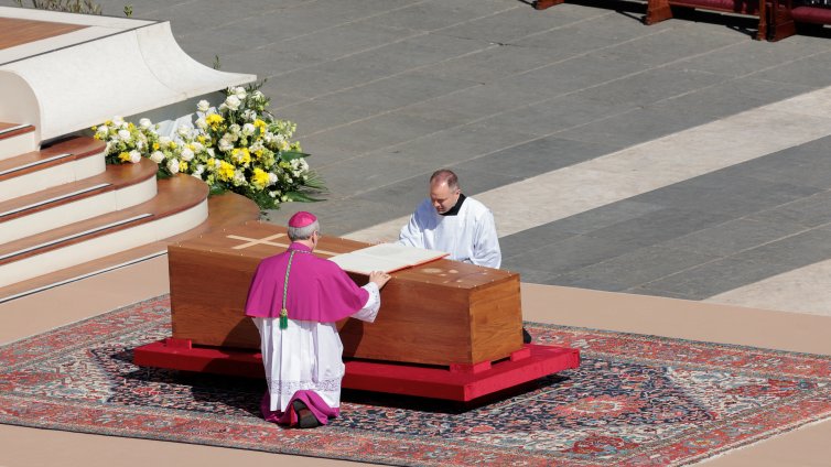 НА ЖИВО: Светът се прощава с папа Франциск