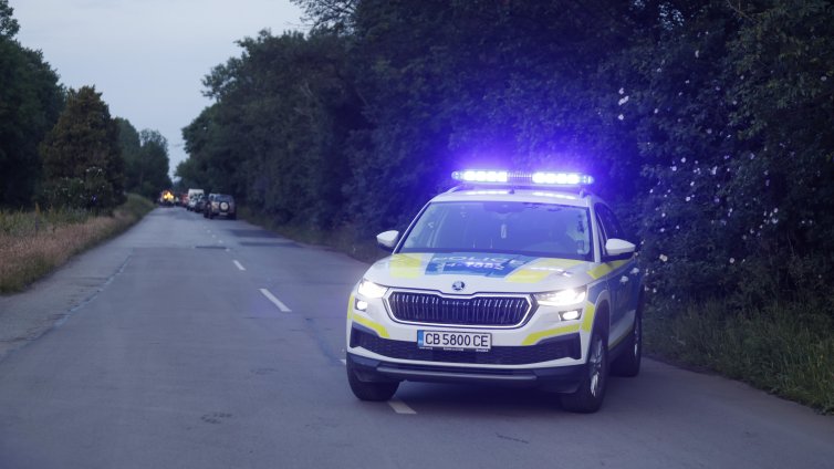 Чужденци самокатастрофираха, удариха се в мантинела, канавка и дърво