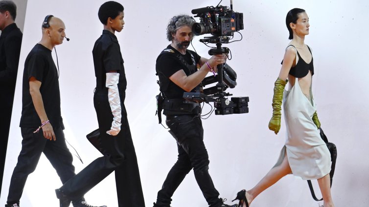 "Прада" финализира придобиването на "Версаче"