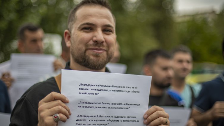 В кадър: Протест пред МВнР, сирийци искат по-бързо издаване на визи