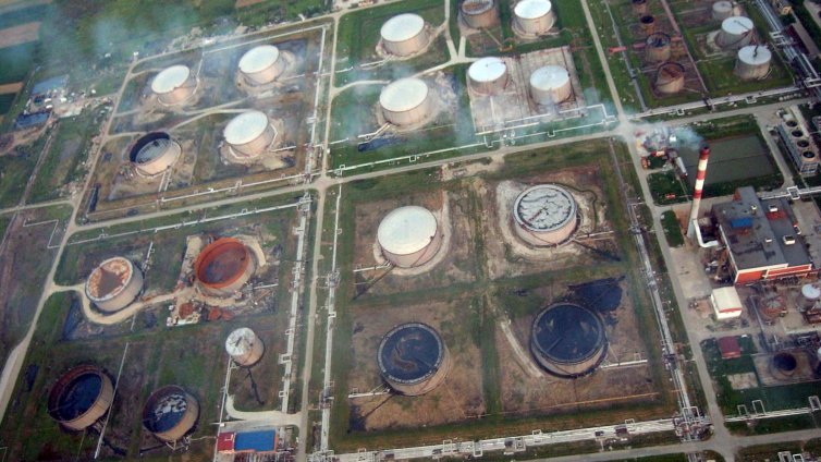 Най-лошият сценарий се сбъдна: Единствената рафинерия в Сърбия спря работа