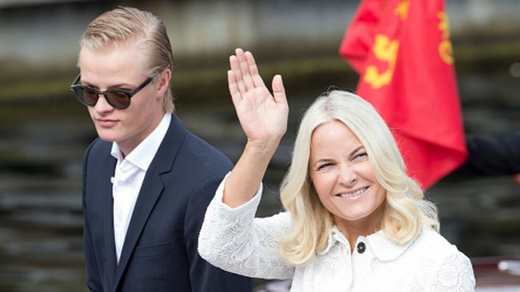 И норвежката принцеса Мете-Марит цъфна в новите досиета "Епстийн"