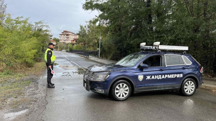 Евакуират хора във ваканционно селище Елените, водата по улиците е над метър ВИДЕО