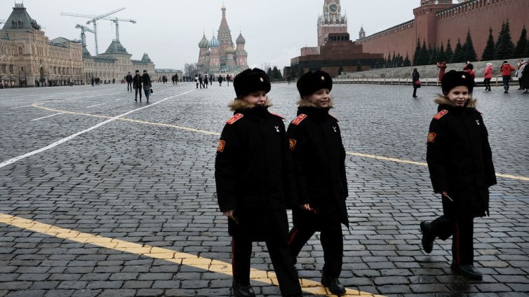 „Страна на победителите“: Руските училища посвещават десетки часове на военна пропаганда