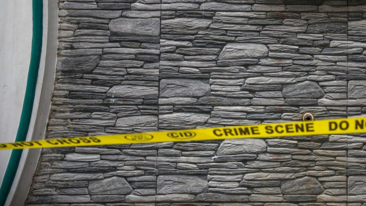 Мъж изля почистващ препарат и моторно масло в езерцето на съседа си и уби рибите му