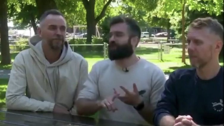 За първи път: Трима мъже в полиаморна връзка осиновиха дете ВИДЕО