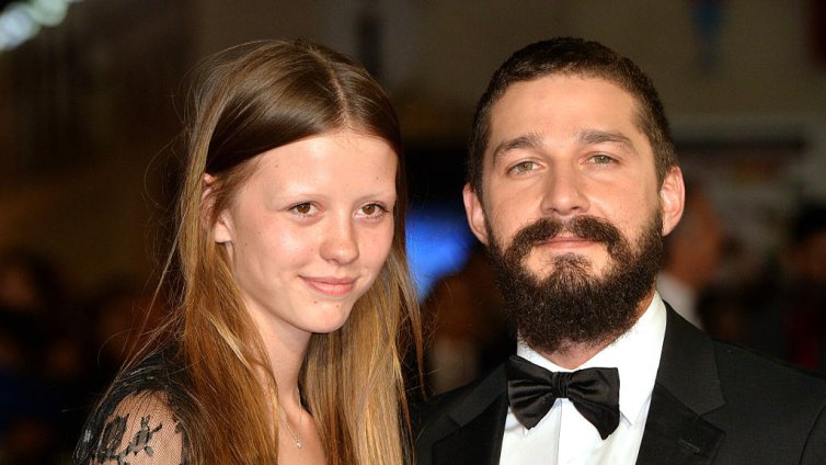 Миа Гот и Шая Лабъф са разделени от близо година