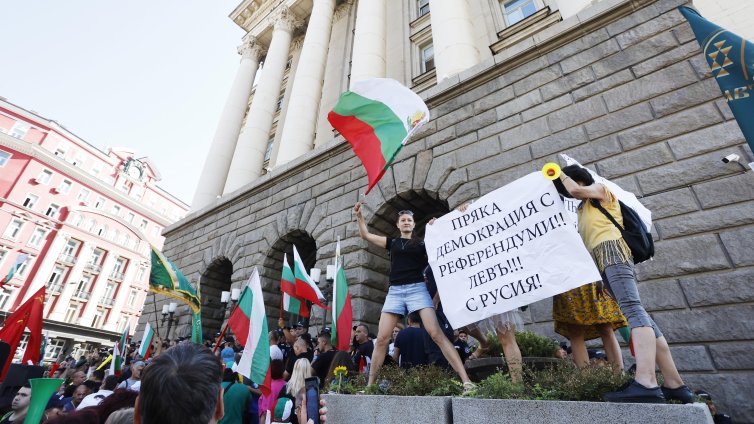 В кадър: Протест пред НС, искат с Русия, "с левъ" и оставка на кабинета