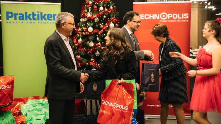 Технополис и Практикер отново зарадваха децата на герои от МВР с коледни подаръци