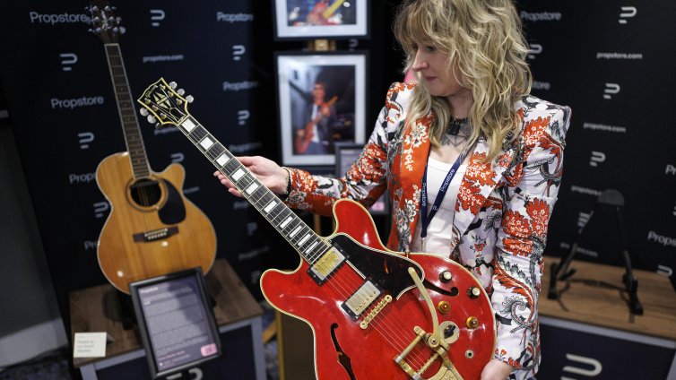 Китара на Oasis бе продадена за $385 000 на търг