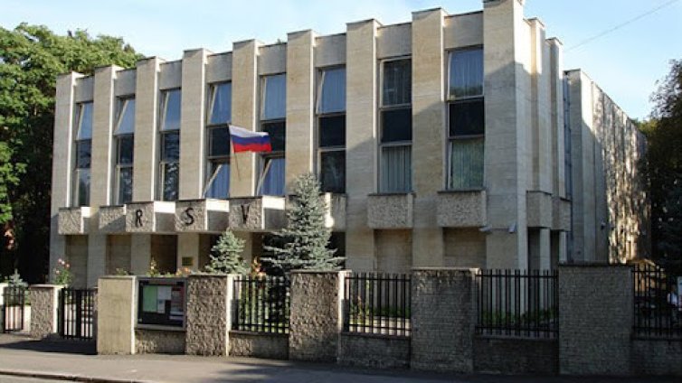 Руският дом в Прага е замерян с коктейли "Молотов" 