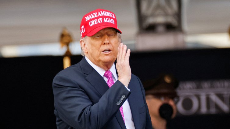 &ldquo;Лятото на MAGA&ldquo; във Великобритания: Тръмп и Ванс водят бригадата на червените шапки