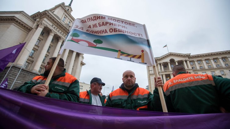 В кадър: Стотици миньори на протест в Триъгълника на властта