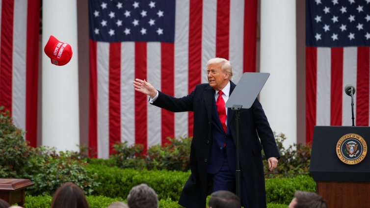 Новите тарифи на Тръмп вдигнаха цената на... MAGA шапките 