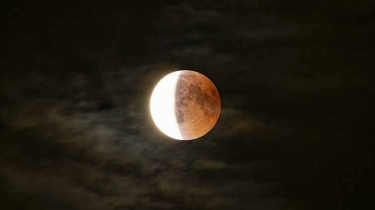 Лунното затъмнение преобръща живота на част от зодиите