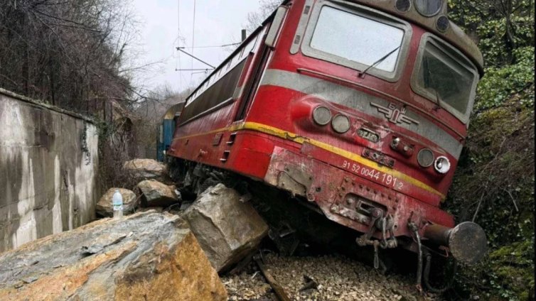 Възстановено е движението на влакове между Царева ливада и Трявна