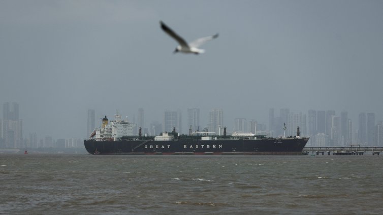 Въпреки удълженото примирие: три кораба са атакувани в Ормузкия проток