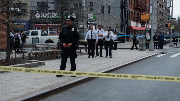 Кола се вряза в тълпа в САЩ, най-малко 15 ранени