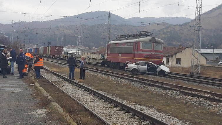 Влак блъсна автомобил край Кресна, двама са в болница 