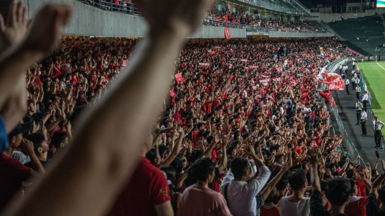 Как 148-ият във футболната ранглиста привлича на мачовете си 50 000 души?