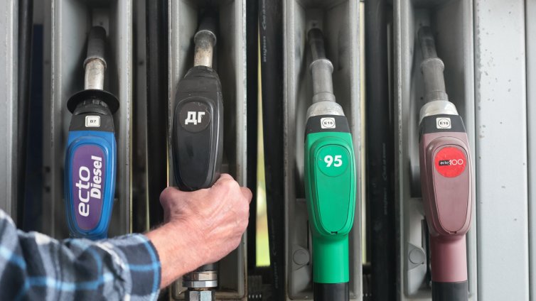 Собственици на бензиностанции нарекоха помощта от 20 евро за гориво "смешна работа"