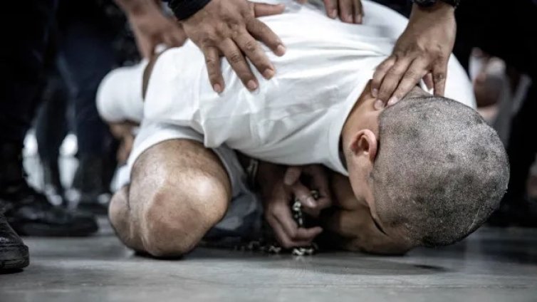 Единият от освободените по погрешка британски затворници се предаде