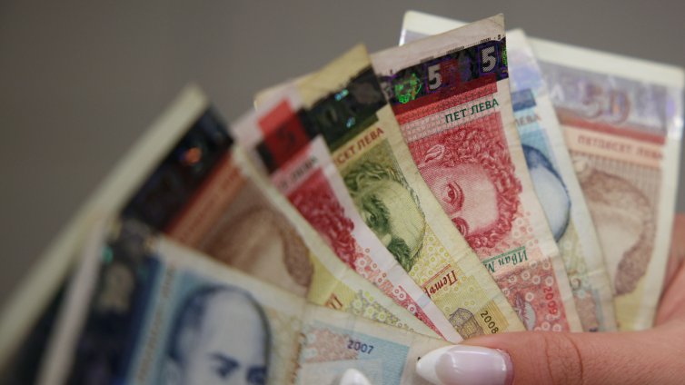 В кои сектори са най-високите и най-ниските заплати в България? 