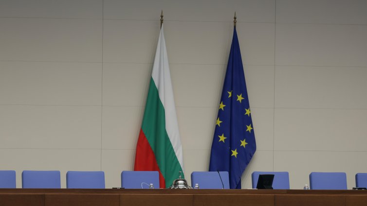 Парламентът не започна работа, няма кворум 