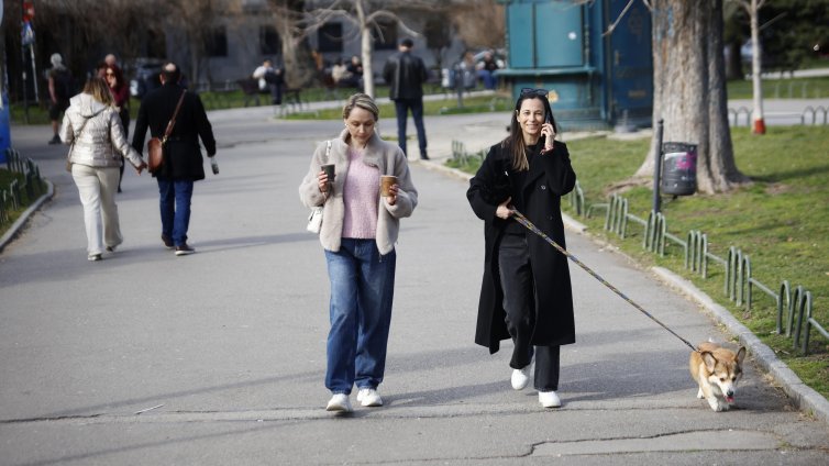 Силен вятър и понижение на температурите днес