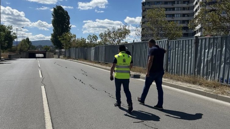 Пътно платно пропадна в столицата и затвори булевард 