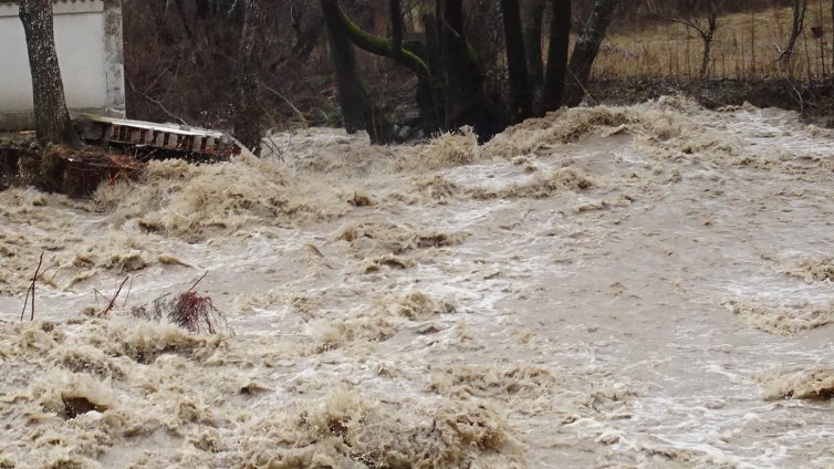 Мъж загина в Северна Гърция, колата му била повлечена от придошла река