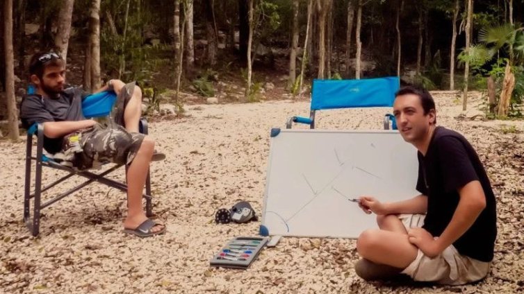 Деян Илиев поддържал непрекъсната връзка с баща си, агент на ДС, когато открил телата в Петрохан