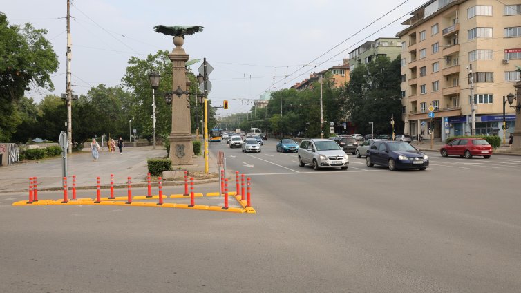 Монтираха пластмасови колчета на Орлов мост СНИМКИ