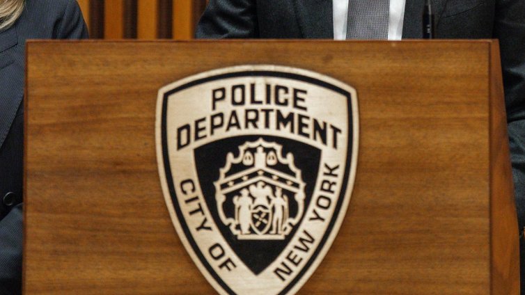 Мъж, въоръжен с остър предмет, е застрелян от полицията в болница в Бруклин