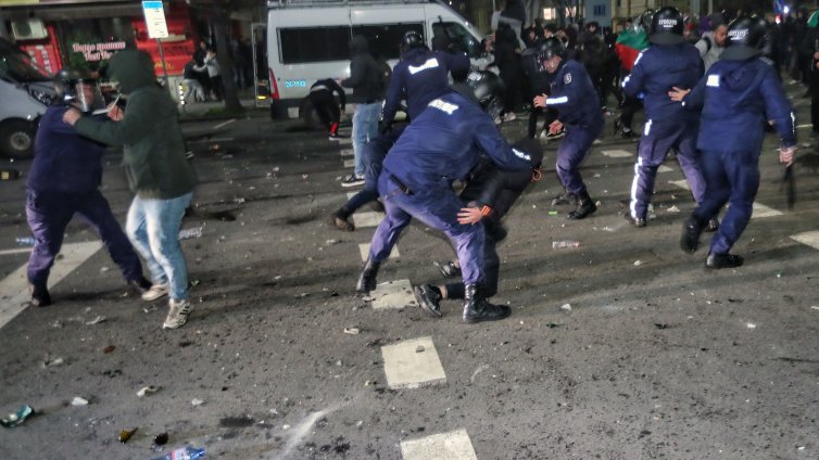 Четирима остават в ареста за безредиците на протеста 