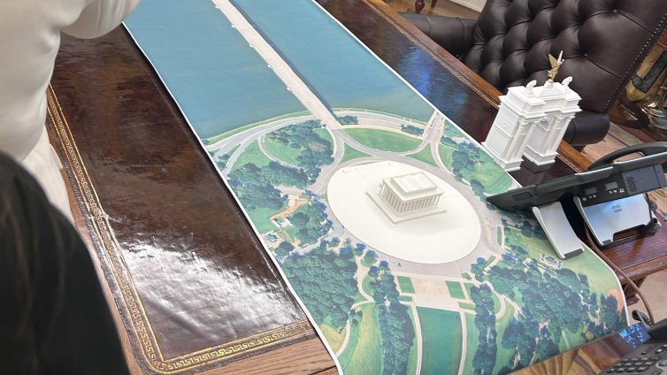 Arc de Trump: Защо на бюрото на Тръмп има макет на Триумфалната арка?