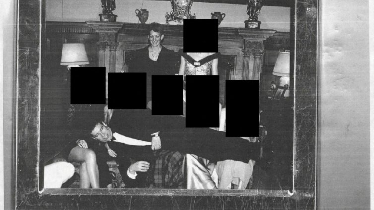 Проститутки в кралския дворец: Снимка от "досиетата Епстийн" унизи Андрю Маунтбатън