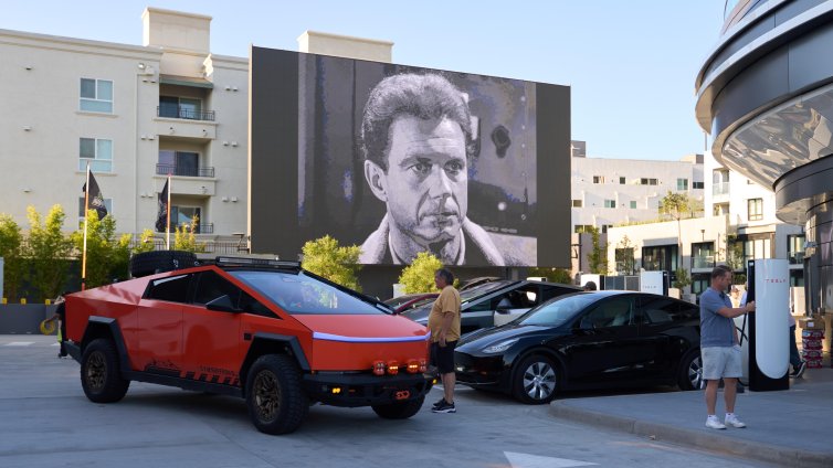 Tesla Diner се превърна в притегателен център за феновете на Мъск ВИДЕО