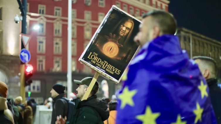 Асен Василев попя, протестът в София свърши без шествие